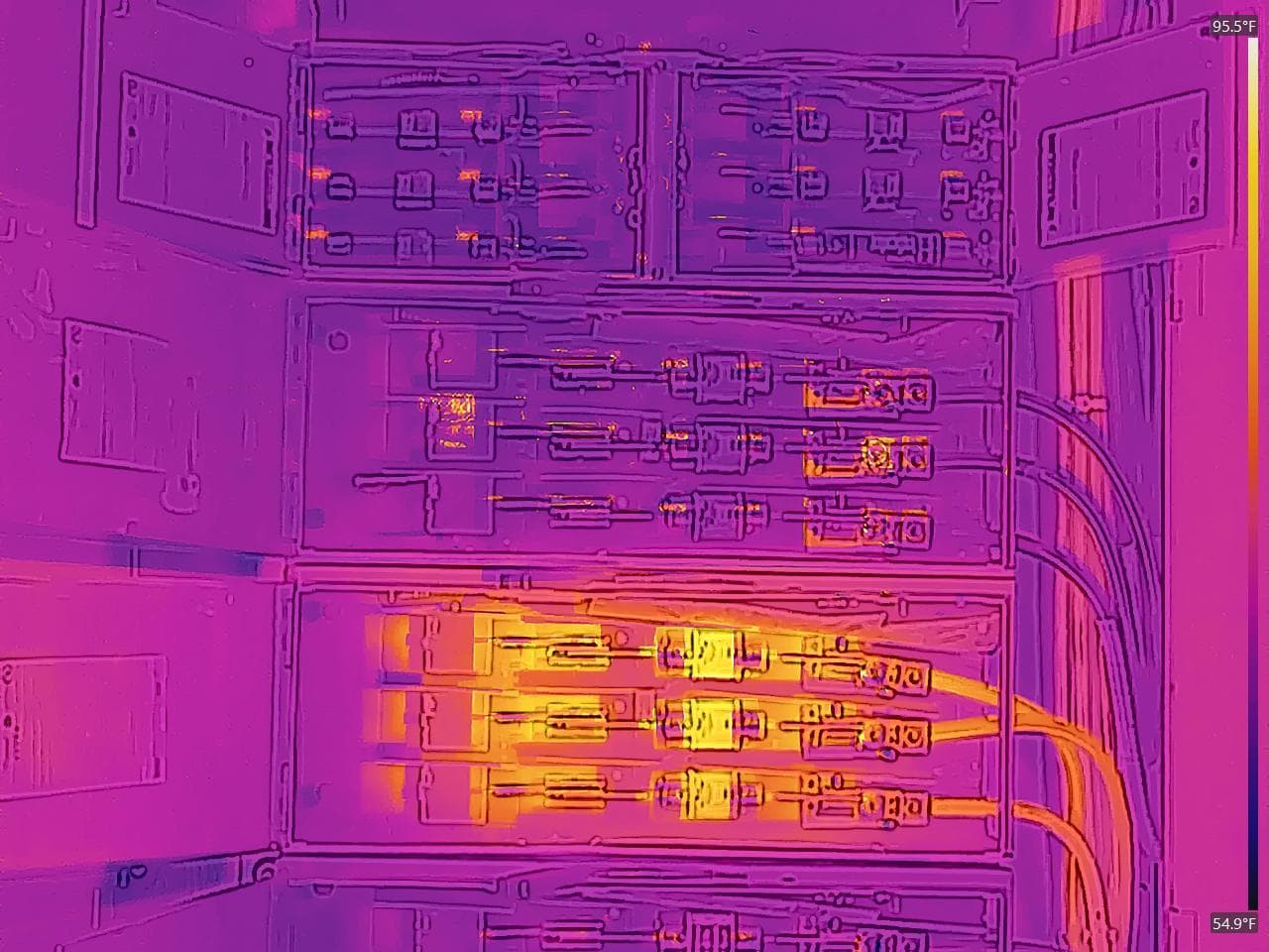 Thermal image: Healthy thermal pattern — fusible distribution panel