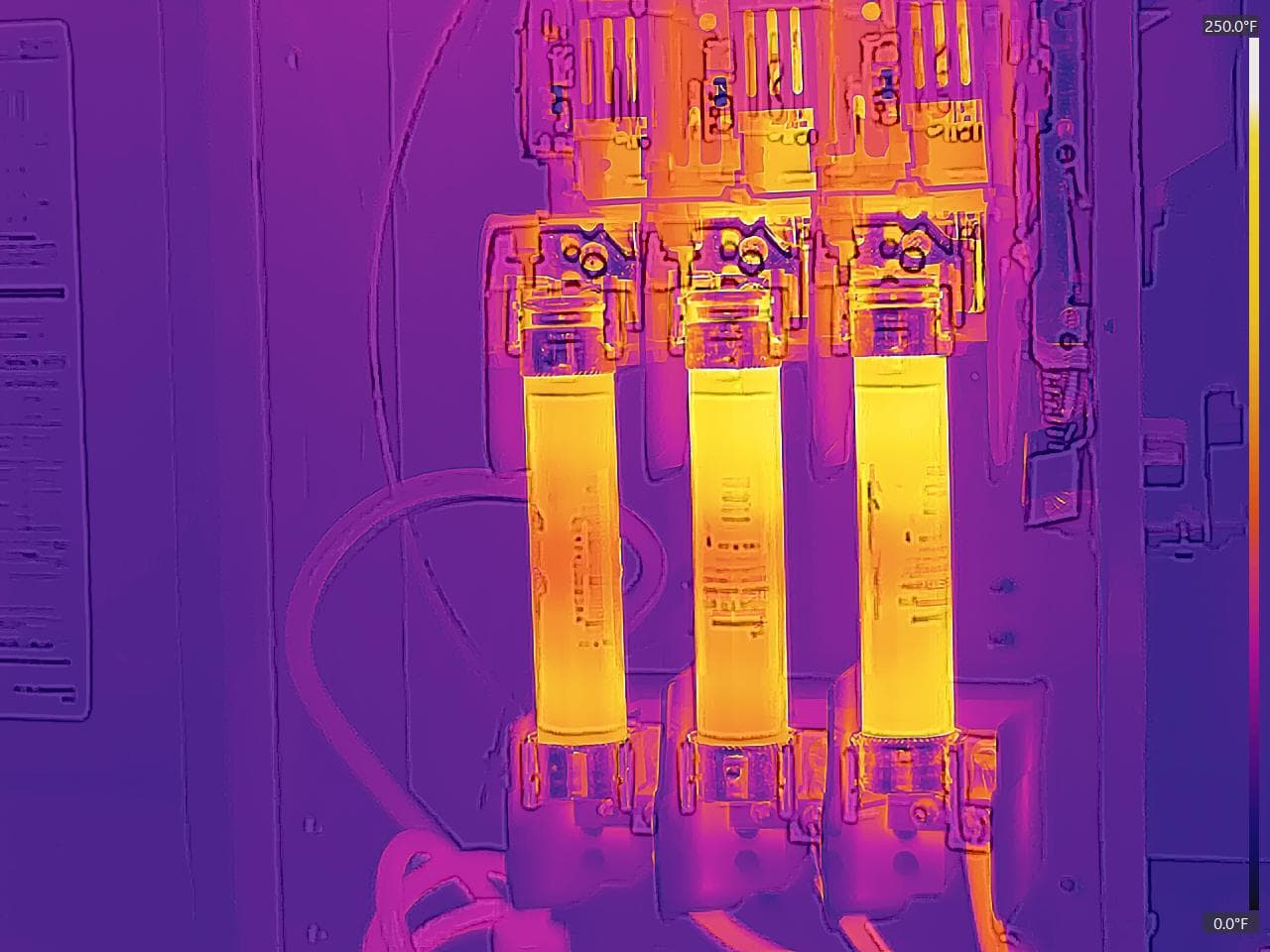 Thermal image: Healthy thermal pattern — fused disconnect