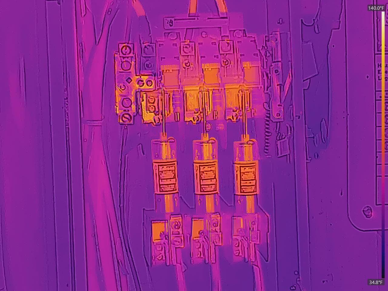 Thermal image: Healthy thermal pattern — safety switch disconnect