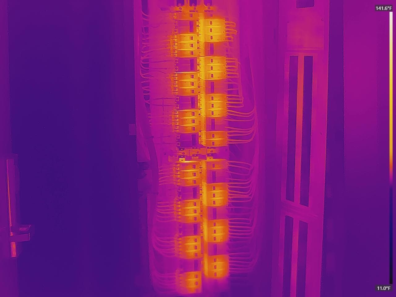 Thermal image: Healthy thermal pattern — panelboard